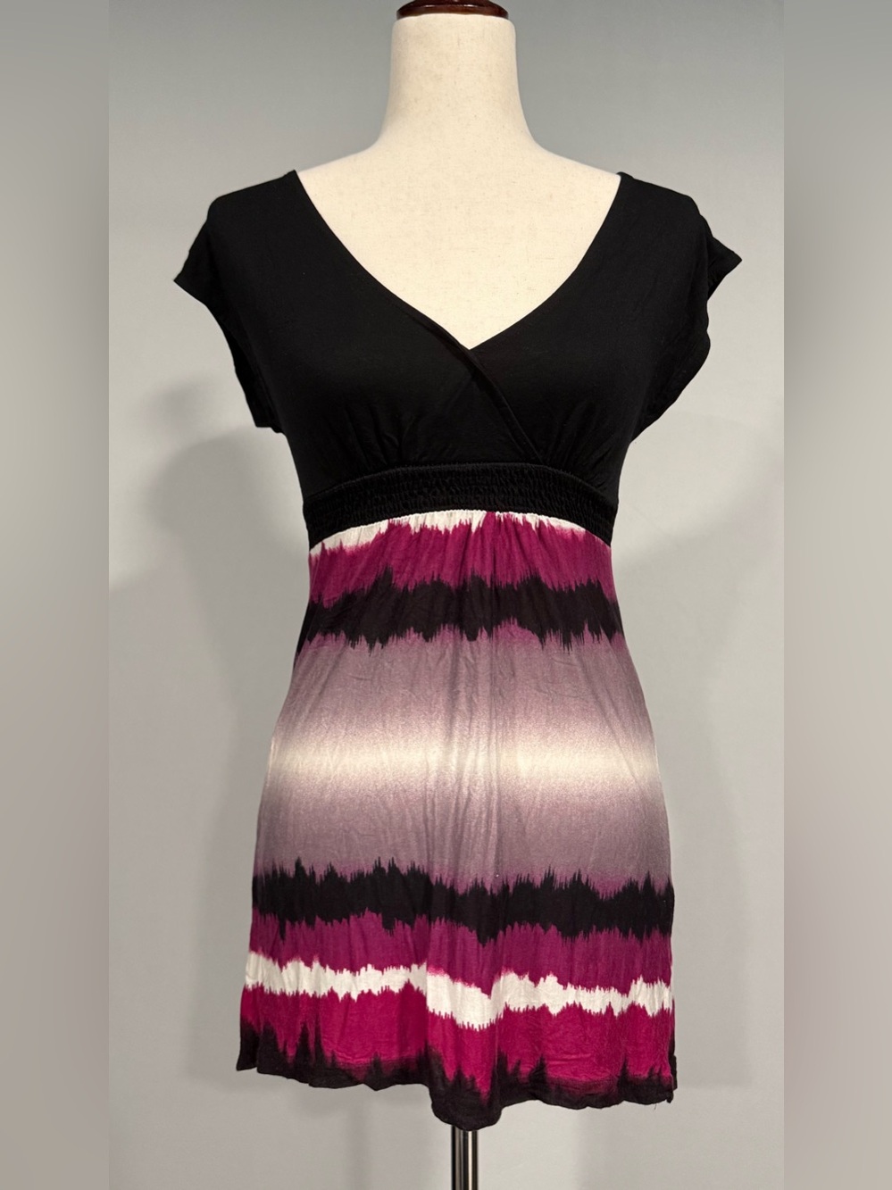 VENUS Women’s Black & Magenta Tunic Top